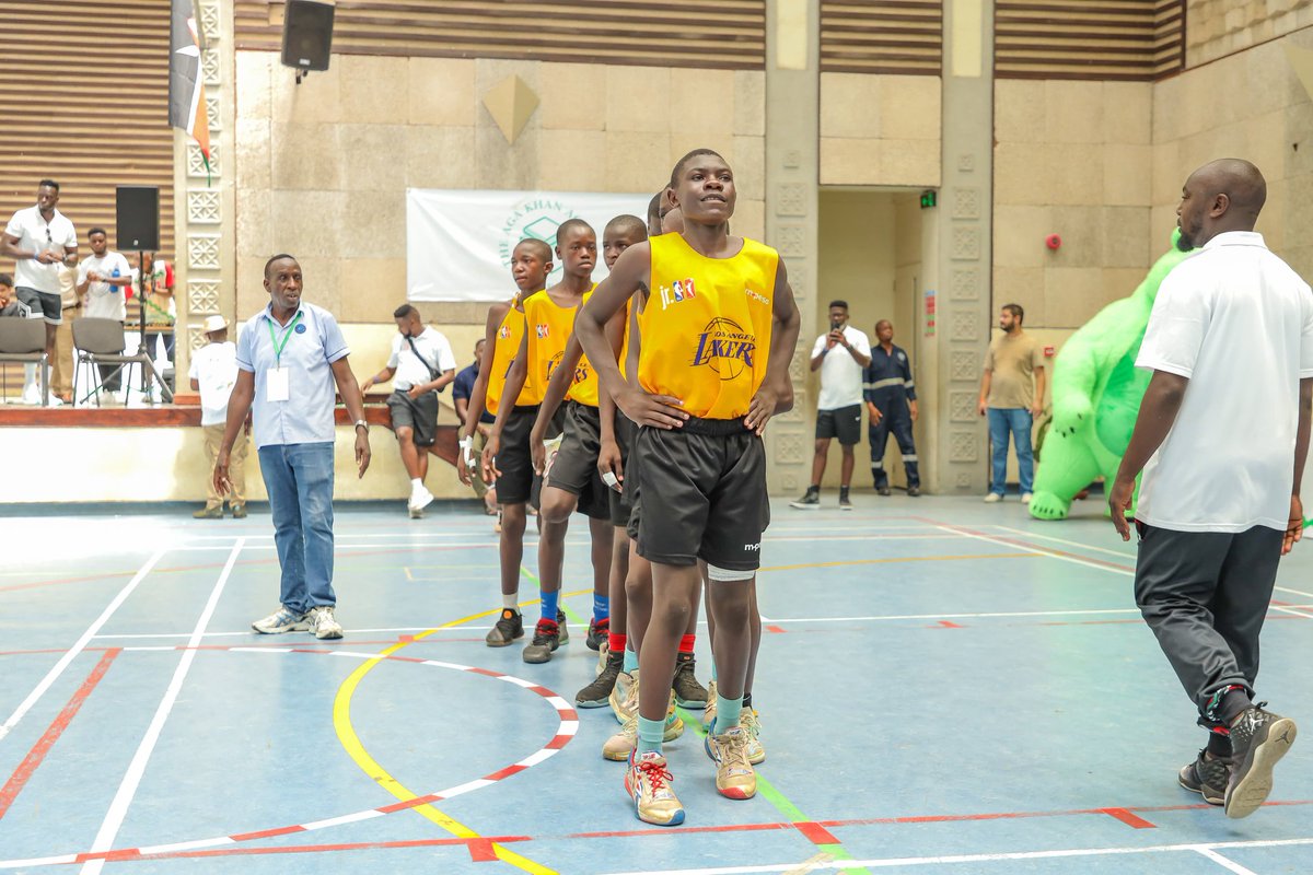 SafaricomPLC's tweet photo. Then came the boysβ finalβSt John's Korogocho came in hot and stayed hotter, powering past hosts Mombasa's Aga Khan Academy 30-23 to take the title.π
From clutch plays to pure hustle, and the cheering squads, the court was lit all day long.π―
#GoForGreatWithMPESA
#JrNBATournament #MPESANation