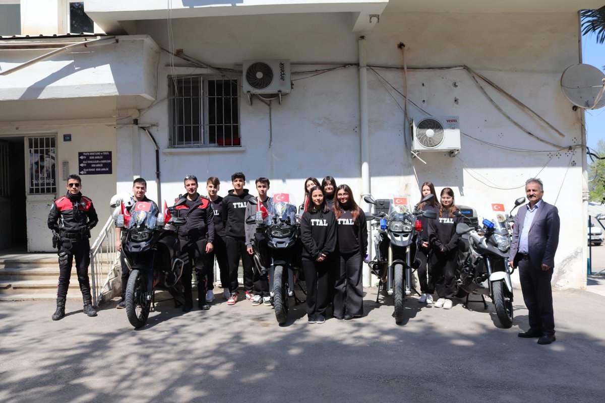 10 Nisan Polis Haftası etkinlikleri kapsamında, okulumuz öğrencileri, Okul Müdürümüz Bayram Yılmaz eşliğinde Mudanya İlçe Emniyet Müdürlüğü'nü ziyaret etti. Öğrenciler, Emniyet Müdürü Atakan Ateşli ve polis memurları tarafından karşılandı.