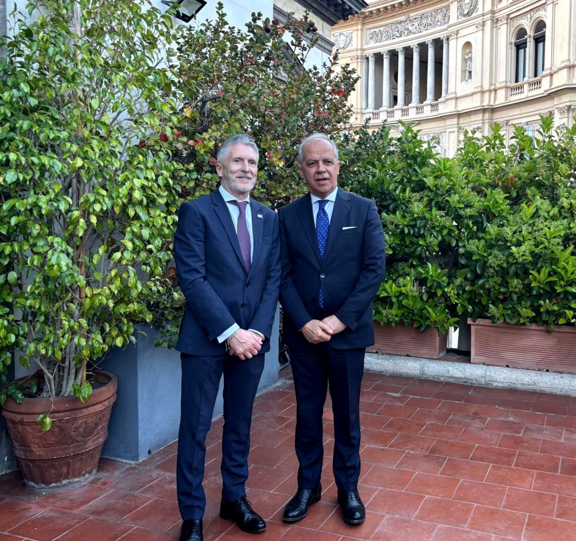 interiorgob's tweet photo. Grande-Marlaska asiste en el Círculo Nacional de la Unión, en #Nápoles, al acto de bienvenida que ofrece el ministro del Interior italiano, @Piantedosim, a los participantes en la cumbre del #MED5, que se celebrará este sábado https://t.co/oo57Qw3jUt