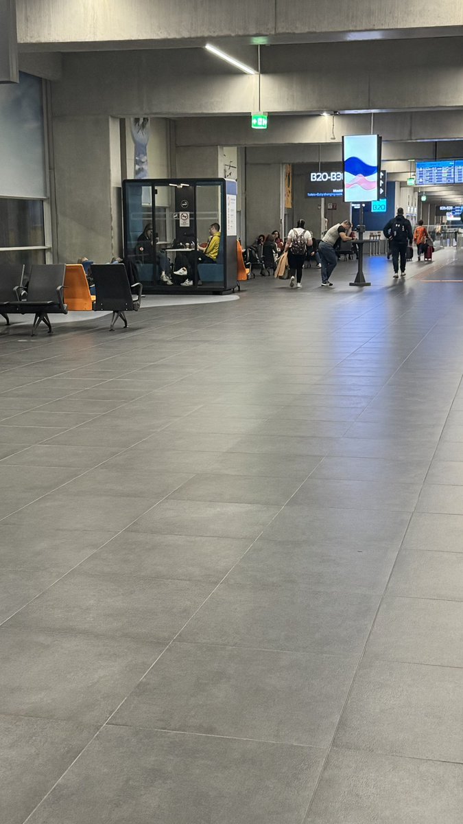 tinyredpandaa's tweet photo. @DaveGorman imagine my boyfriend and mines shock when we saw not 1, but 2 (!) of the workspace pods being used at Budapest Airport #ModernLifeIsGoodish https://t.co/bU8WocYnnQ