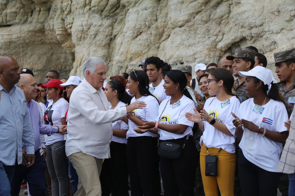 🌊| Hasta la orilla de aquel mar que recibió a Martí, frente al temible farallón que entonces parecía la pared entre ellos y #Cuba, llegó el mandatario para junto a jóvenes de todo el país honrar ese hecho marcado por la adversidad, la valentía y un profundo amor por la Patria.