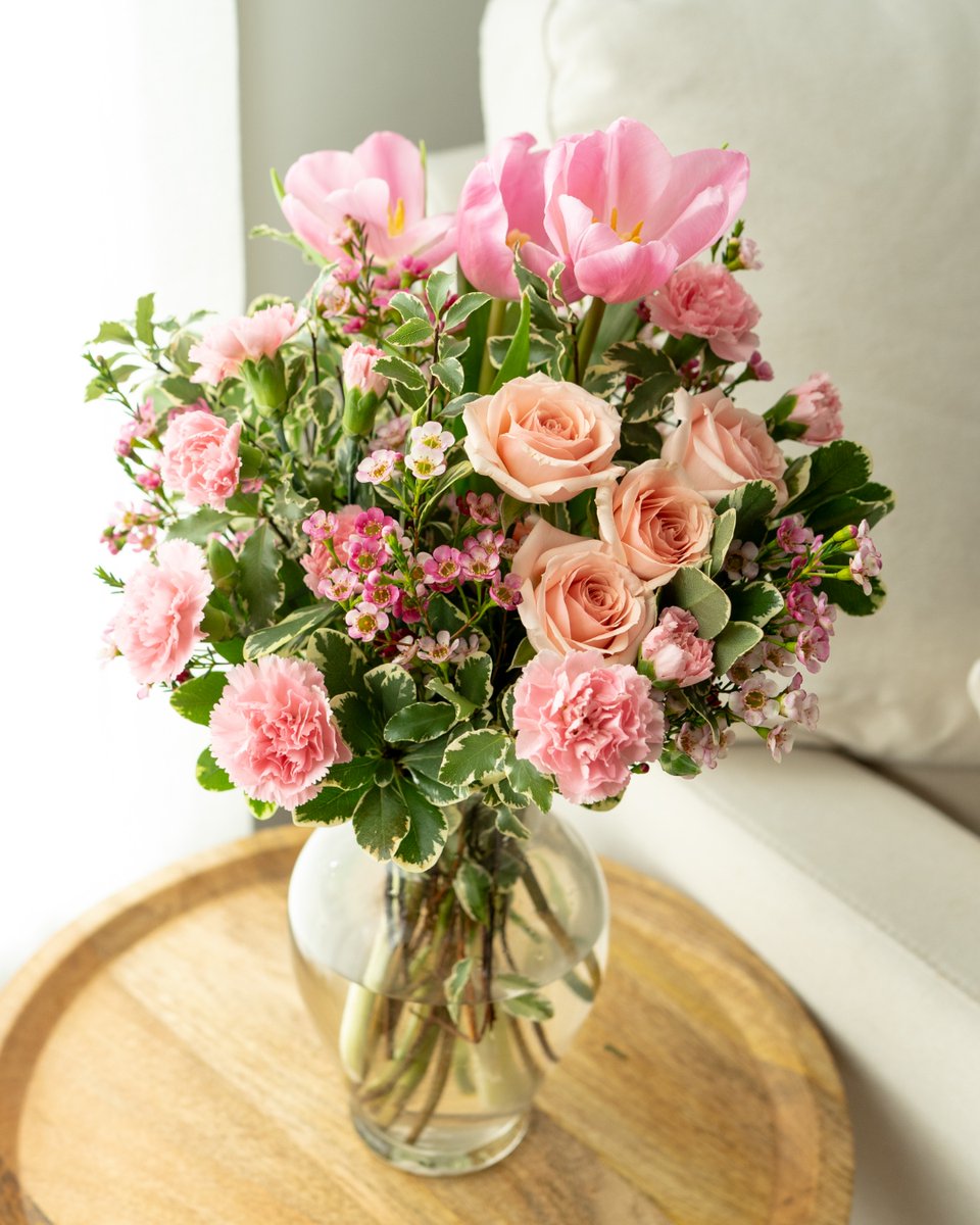 FlowersSend's tweet image. Flowers &amp;gt; texts. Send them something real, something that lasts longer than a notification 💌🌸

#SayItWithFlowers #BetterThanAText #FloralLove #SendFlowers