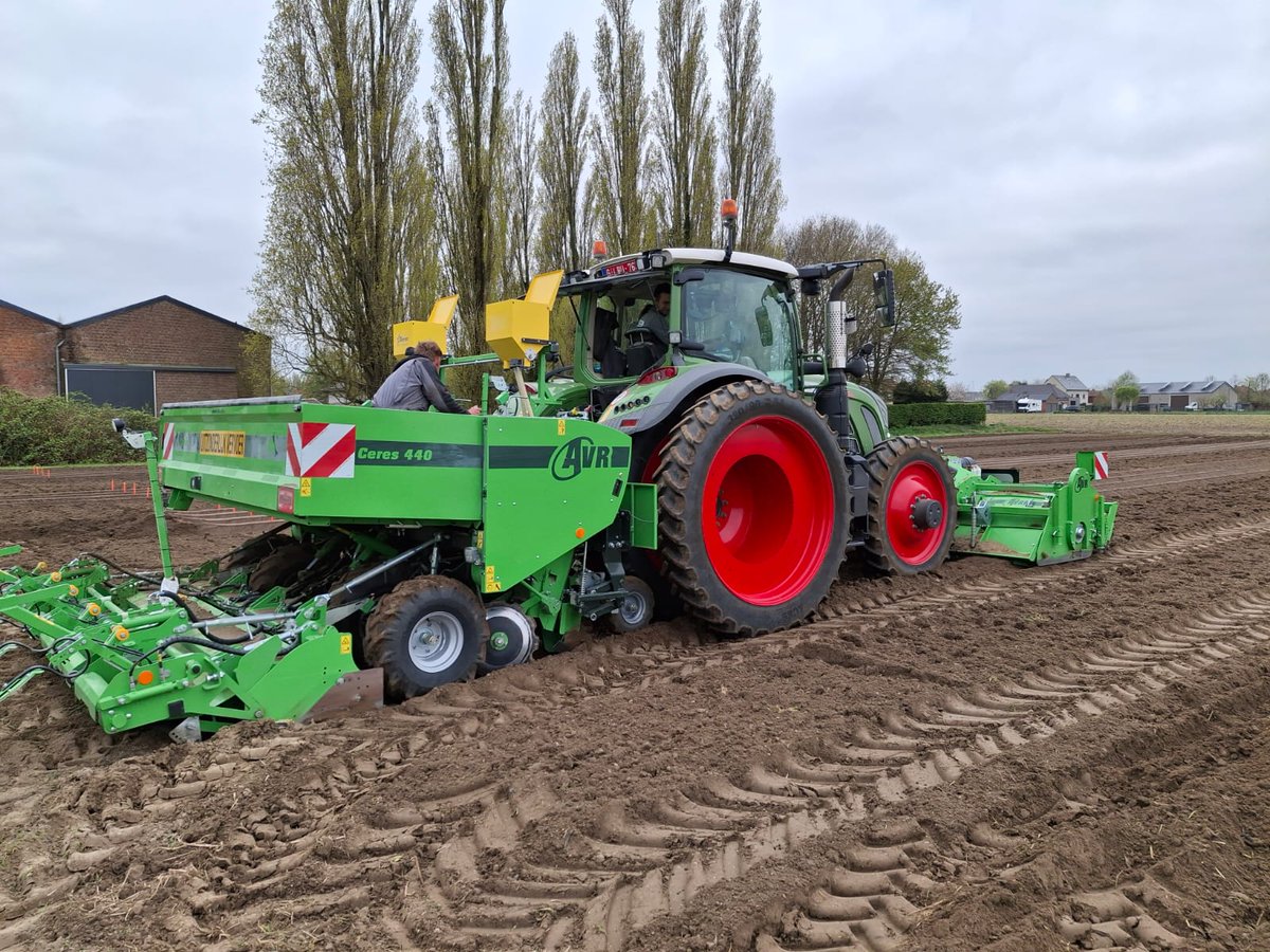 KrtDm's tweet photo. Volop aardappelproeven planten deze week op#Inagro. 💪🥔 https://t.co/6taC1ceRFE