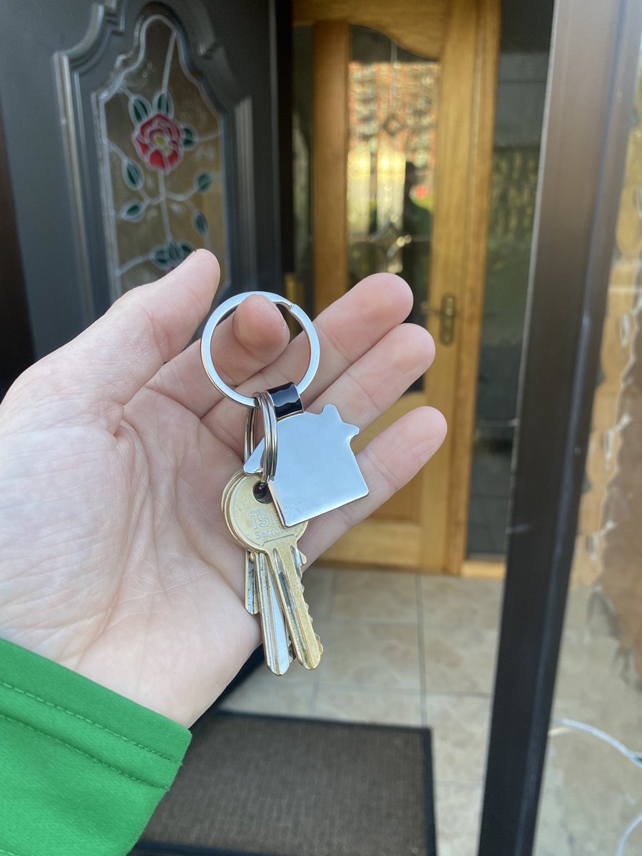 ItsAdamRedmond's tweet photo. A few years of hard work for this moment with the family🏠🔑❤️ https://t.co/7XdDQPGEOt