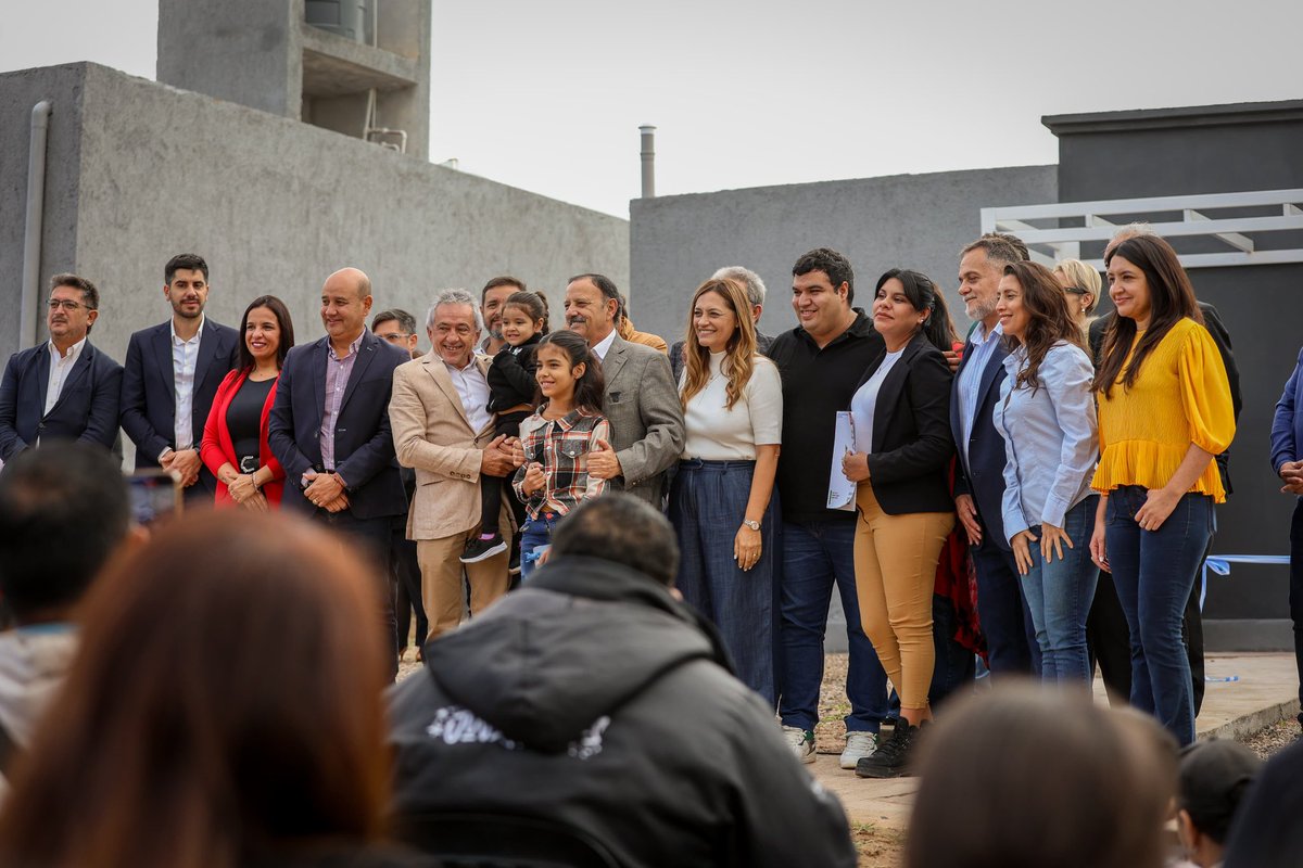 TeresitaMadera's tweet photo. Cada casa entregada es la posibilidad de soñar, de proyectar, de vivir con esperanza ❤️

Hoy vivimos una jornada profundamente emocionante en el barrio Néstor Kirchner: 102 familias recibieron las llaves de su hogar 🗝️

Seguimos invirtiendo en lo que verdaderamente transforma vidas: el acceso a una vivienda digna. Porque cuando el Estado está presente, la vida de las familias mejora y en La Rioja, no vamos a alejarnos de ese camino!