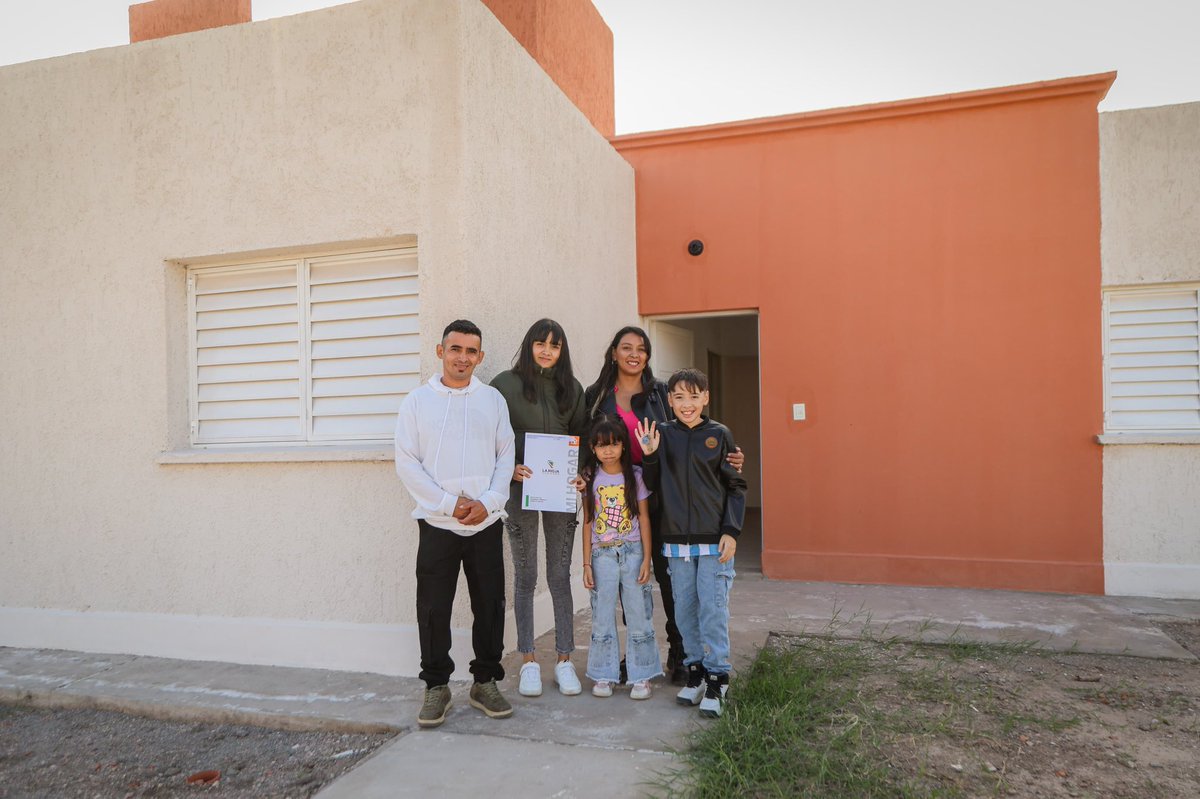 TeresitaMadera's tweet photo. Cada casa entregada es la posibilidad de soñar, de proyectar, de vivir con esperanza ❤️

Hoy vivimos una jornada profundamente emocionante en el barrio Néstor Kirchner: 102 familias recibieron las llaves de su hogar 🗝️

Seguimos invirtiendo en lo que verdaderamente transforma vidas: el acceso a una vivienda digna. Porque cuando el Estado está presente, la vida de las familias mejora y en La Rioja, no vamos a alejarnos de ese camino!