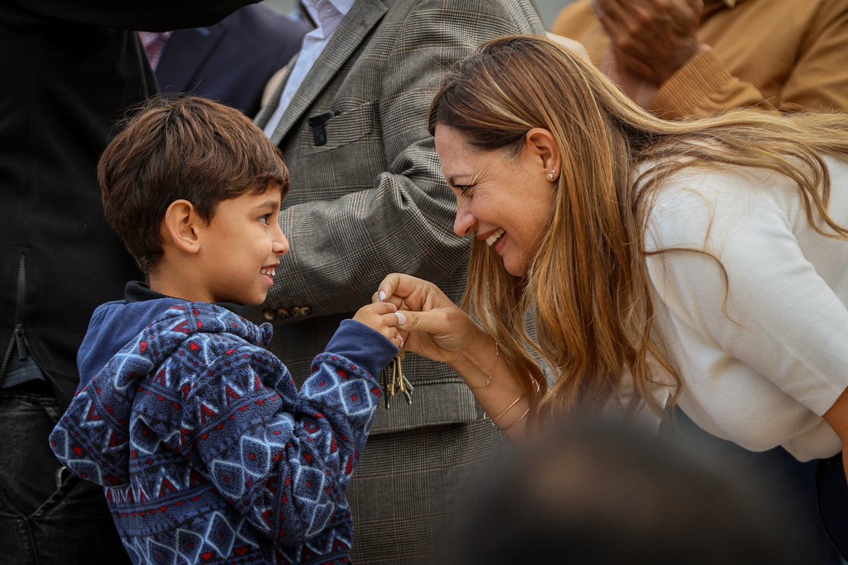 TeresitaMadera's tweet photo. Cada casa entregada es la posibilidad de soñar, de proyectar, de vivir con esperanza ❤️

Hoy vivimos una jornada profundamente emocionante en el barrio Néstor Kirchner: 102 familias recibieron las llaves de su hogar 🗝️

Seguimos invirtiendo en lo que verdaderamente transforma vidas: el acceso a una vivienda digna. Porque cuando el Estado está presente, la vida de las familias mejora y en La Rioja, no vamos a alejarnos de ese camino!