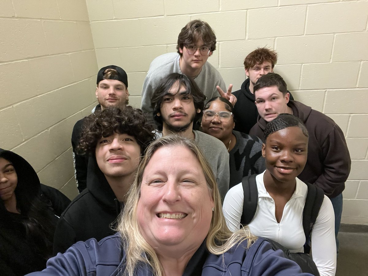 LMarenda's tweet photo. Criminal Justice classes visited Salem District Court today. Students learned about how the court system works and about career opportunities. They even did a selfie in a holding cell. 😂 #StudentsLearning #GoWitch @SalemSchoolsk12 @PrincipalGBurns https://t.co/B653Luw23U