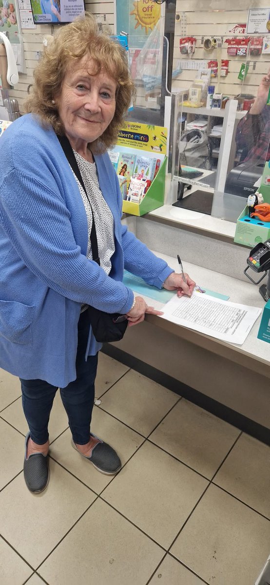 Cllr Pat Greenwell and <a href="/MrSayers84/">𝑅𝑜𝑏 𝑆𝑎𝑦𝑒𝑟𝑠 💙🇬🇧🏳️‍🌈</a> dropped into Eltham Post Office yesterday to discuss their petition for a banking hub on the High Street. 

Local Conservatives are committed to campaigning to keep in person banking services in Eltham.