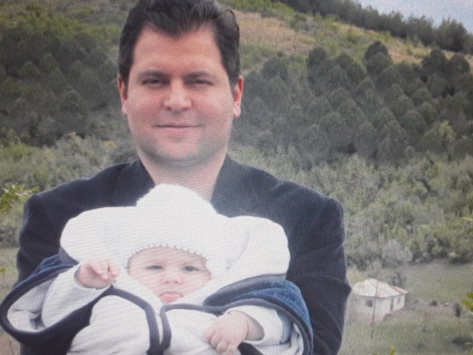Yusuf Bilge TUNÇ, kendisini polis olarak tanıtan kişiler tarafından kaçırıldı. 5 yıl bitmek üzere, hâlâ bir haber yok. 

YitipGiden Evlatlarımız
#SAMvGS