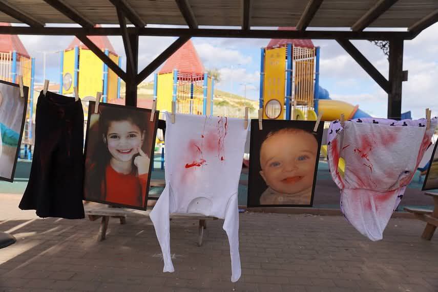 17,000 ילדים נהרגו בעזה. יותר מ-500 מהם רק בשבוע האחרון.
הממשלה רוצה שנשכח אותם. שתאמינו שהם היו “מגן אנושי”, שלא היו להם שמות, צעצועים, או חלומות.
אבל אתמול ביפו, והיום בכפר קאסם – עמדנו, ערבים ויהודים, כדי לזכור.
החזקנו תמונות, תלינו בגדי תינוקות, וציירנו עם ילדים – לא מיצג