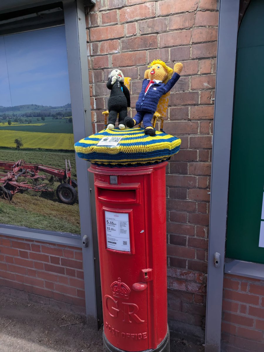 ajaysmithathome's tweet photo. @AntiTrumpCanada we feel the same over the pond. Here in leafy England is a quaint postbox topper of Trûmp smâckĩng Zéłêñşķyy in the Oval… https://t.co/4LnBZ9ckVp