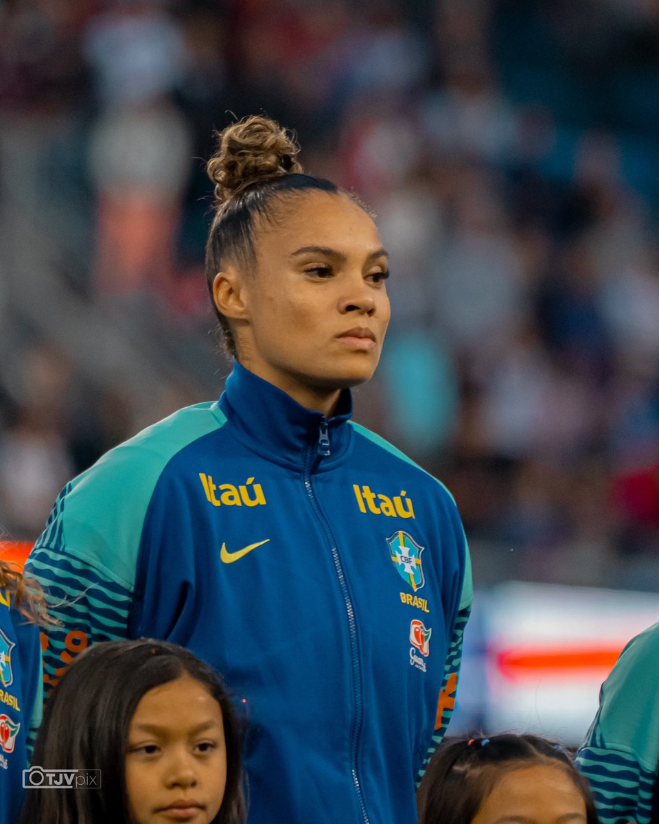 N_Honegger's tweet photo. Vestir a camisa da Seleção Brasileira é algo que palavras não explicam. Não é só futebol. É fé. É identidade. É pertencimento. É uma escolha consciente, feita com o coração. É entregar minha alma por um sonho, é honrar minha mãe, minha história, meu Brasil. 🇧🇷✨ https://t.co/0rwdFT2HKf