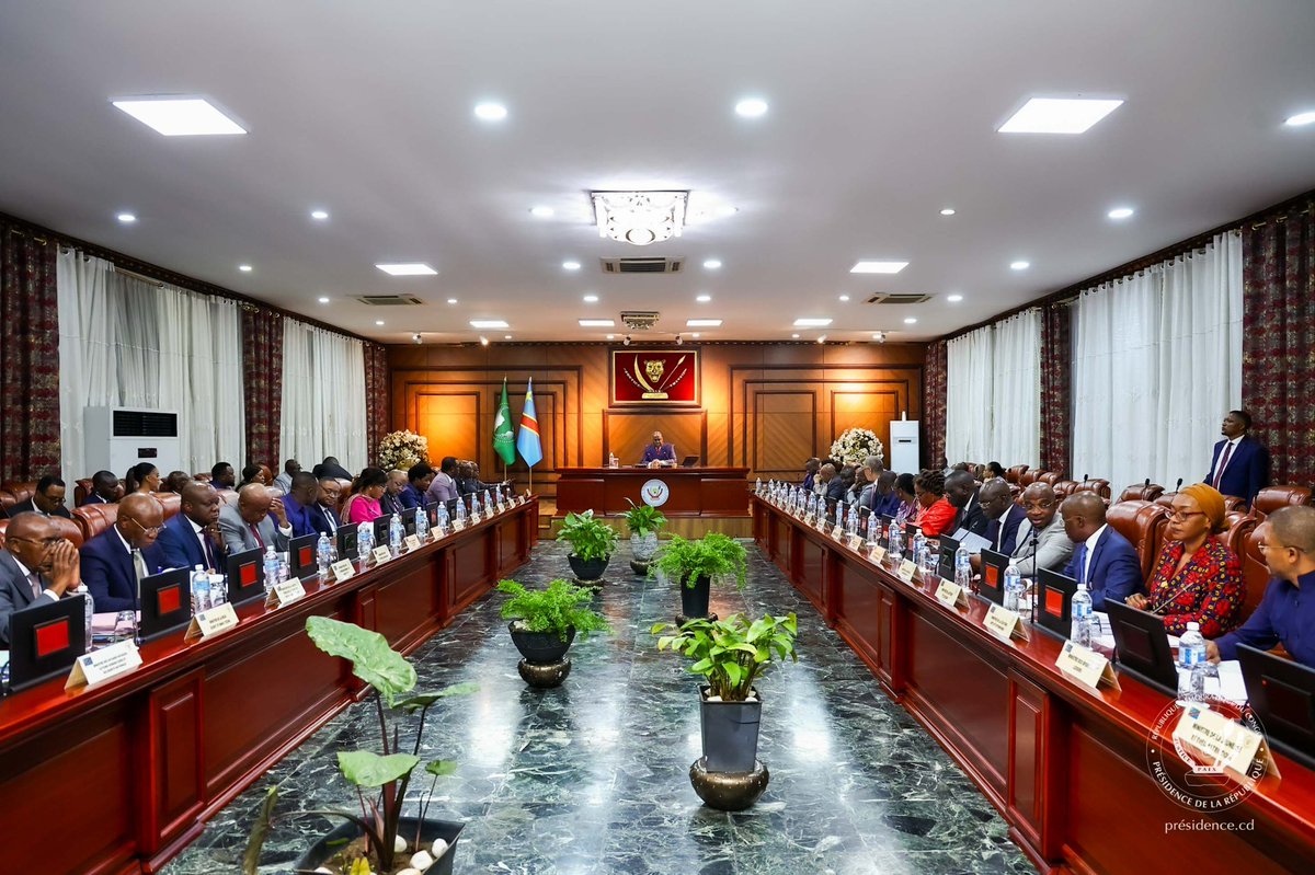Le Chef de l’État Félix Tshisekedi préside, ce vendredi 11 avril 2025 à la Cité de l’Union africaine, la 39ème réunion ordinaire du Conseil des ministres du gouvernement Suminwa.  Outre la communication du Président de la République, cette rencontre hebdomadaire du gouvernement