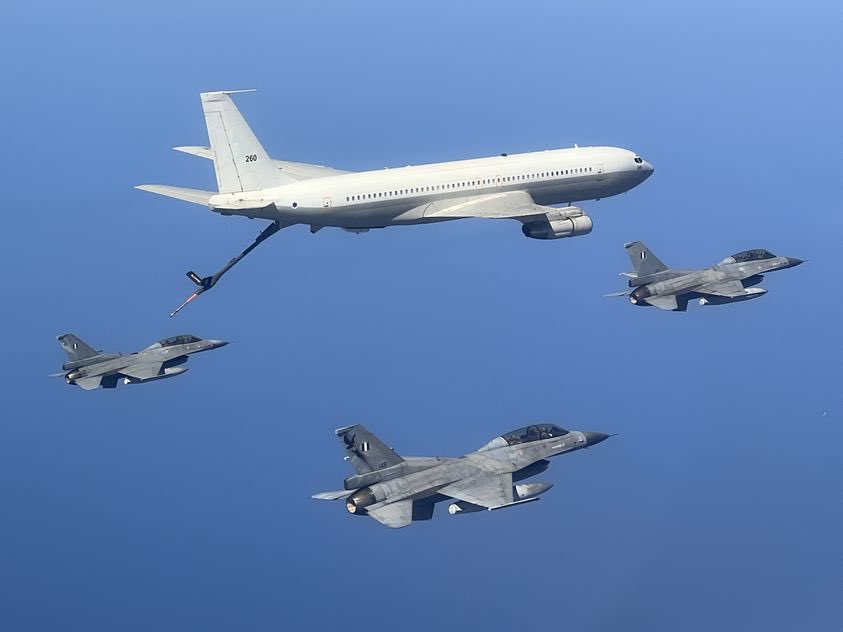 2DbV5SaW1QEoxnb's tweet photo. Στους καιρούς της ισχύος, οι τολμηροί ηγέτες μπορούν να επιτύχουν νίκες άνευ πολέμου. Μη γνωρίζοντες το αλφάβητο του κατευνασμού, αντιλαμβάνονται εκείνες τις πολύ λεπτές αποχρώσεις που εκπέμπουν οι ευκαιρίες και με θάρρος, τόλμη και αποφασιστικότητα προχωρούν. Η γεωπολιτική ηχώ των πολύ προσφάτων εξελίξεων νοτίως της Κρήτης με ενορχηστρωτές κολοσσιαίες αμερικανικές πετρελαϊκές εταιρείες, προκάλεσε μια ισχυρή δόνηση «ευκαιρίας». Και εδώ τίθενται ορισμένα ερωτήματα. Η απόφασις για τη μη συνέχιση της διαδικασίας ερευνών που θα οδηγούσε στην πόντιση του «καλωδίου» υπακούει στους νόμους του (ιστορικού) χρονισμού, του ετεροχρονισμού ή του αναχρονισμού; Μια «τριβή» με την αναθεωρητική νεοθωμανική Τουρκία, η οποία μόνον διεκδικεί απαιτώντας υποχωρήσεις, είναι σύμφωνη προς τα εθνικά συμφέροντα με τον παρόντα συσχετισμό δυνάμεων και την τρέχουσα ευνοϊκή γεωπολιτική συγκυρία ή πρέπει να μετατεθεί κάπου, κάπως, κάποτε στο αβέβαιο ομιχλώδες μέλλον; Το δίδαγμα της κρίσεως του 2020 έχει αφομοιωθεί σήμερα μαζί με τα όσα γνωρίζουμε για την επιτήδεια τουρκική προκλητικότητα; Εάν η απάντησις είναι υπέρ της αμέσου και άνευ σημαντικής χρονοτριβής συνεχίσεως της διαδικασίας και όχι υπέρ μιας κατευναστικής αναδιπλώσεως, πώς θα μπορούσαν να την ερμηνεύσουν οι δρώντες της Ανατολικής Μεσογείου μαζί με τους υπερατλαντικούς; Ο δισταγμός δεν εκλαμβάνεται, αλλά είναι δείγμα στρατηγικής αναξιοπιστίας, από συμμάχους που αναζητούν «συμπαίκτες». Εάν ζούσε σήμερα ο Θουκυδίδης θα μπορούσε να συγγράψει ένα δηκτικό σχόλιο με μιαν μόνον φράση, δανεισμένη από το μνημειώδες έργο του: 
«Διότι περισσότερον φοβούμαι τα ιδικά μας σφάλματα παρά τα σχέδια των εχθρών» (Α 141-144).