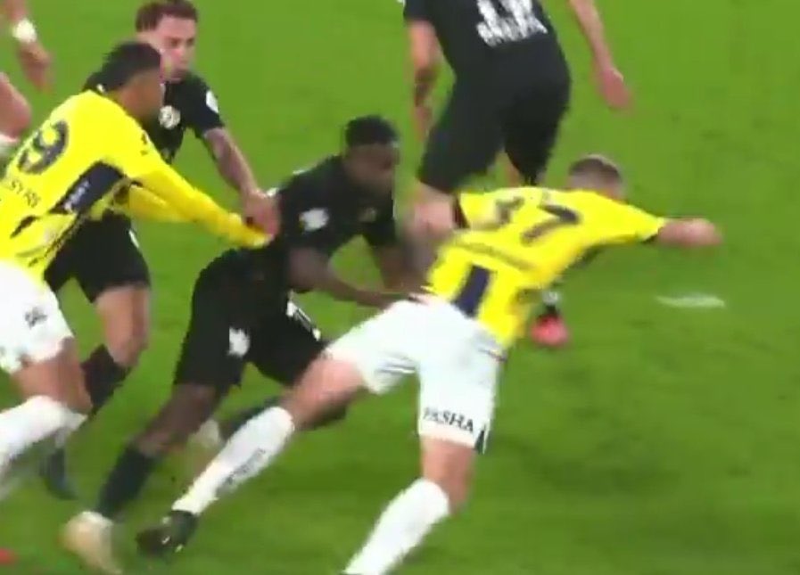 433galatasarayl's tweet photo. Formanın rengine göre karar veren ahlak yoksunları. https://t.co/ci9OQuZN9p