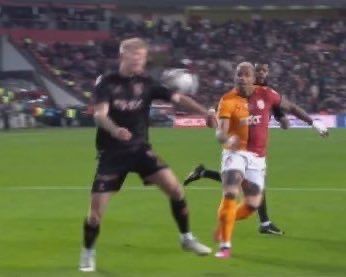 433galatasarayl's tweet photo. Formanın rengine göre karar veren ahlak yoksunları. https://t.co/ci9OQuZN9p