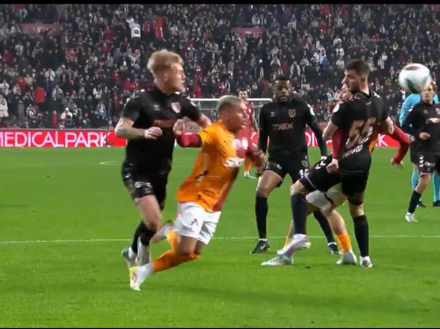 433galatasarayl's tweet photo. Formanın rengine göre karar veren ahlak yoksunları. https://t.co/ci9OQuZN9p