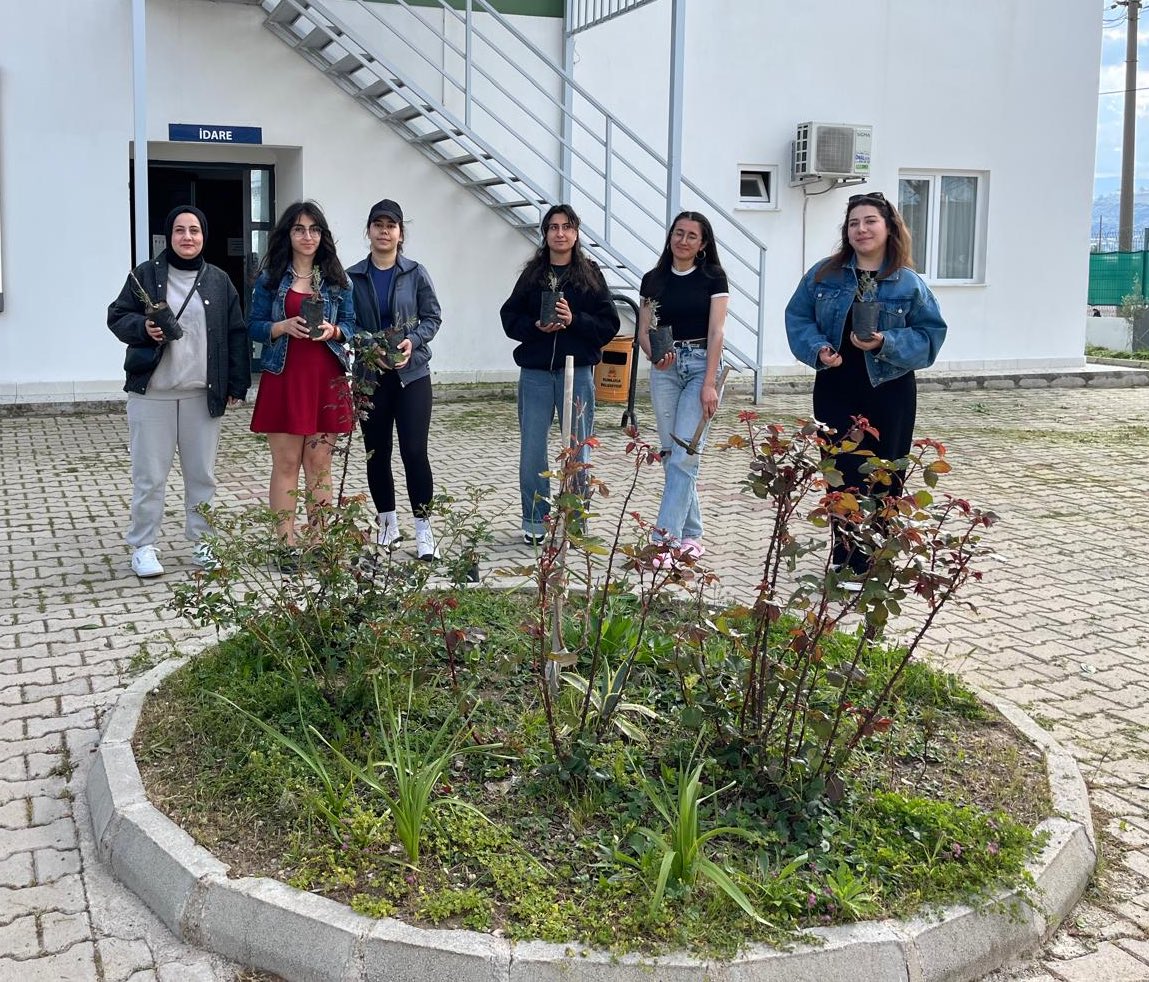 Kumluca Yurdumuzun öğrencileri bugün, ağaç dikme etkinliğinde bir araya geldi.

Yeşile dair umut dolu fidanlarla geleceği inşa ediyoruz.