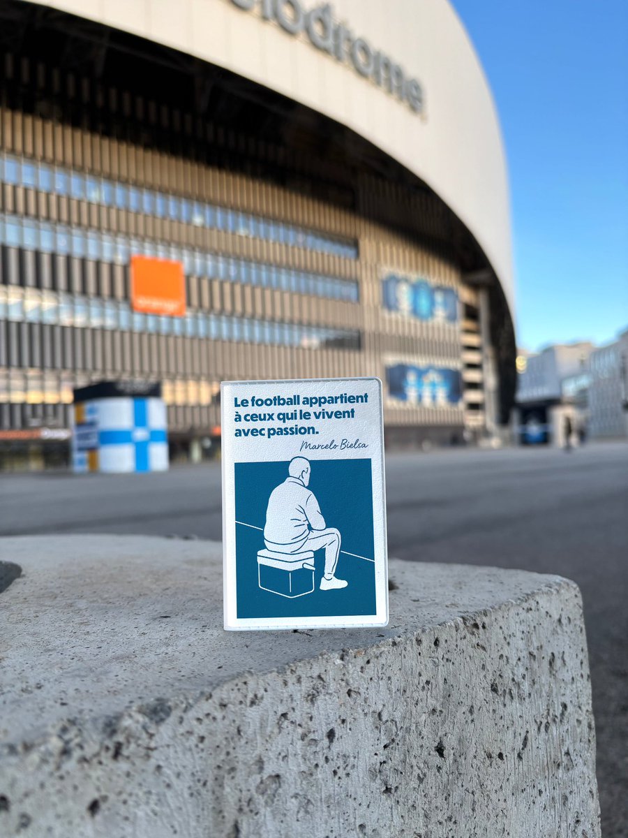 studio1899's tweet image. Il parlait peu, mais il a marqué le Vélodrome à jamais.
Aujourd’hui, on lui rend hommage.

Nouveau porte-carte dispo dès maintenant.
Pour ceux qui vivent football.
⚪🔵 seulement 8€
Dispo ici studio1899.fr
🧊 Passion. Silence. Intensité.
#Bielsa #OM #TeamOM #elloco