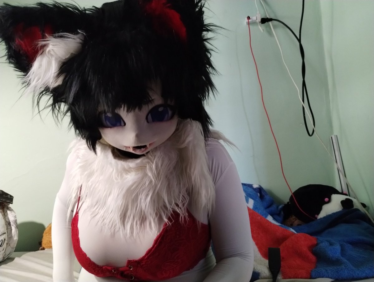 Here I am trying out a nice bra...

Have to say, it looks quite nice on Mistress... Doesn't it little pet?~

#FursuitFriday #Latex #nsfw