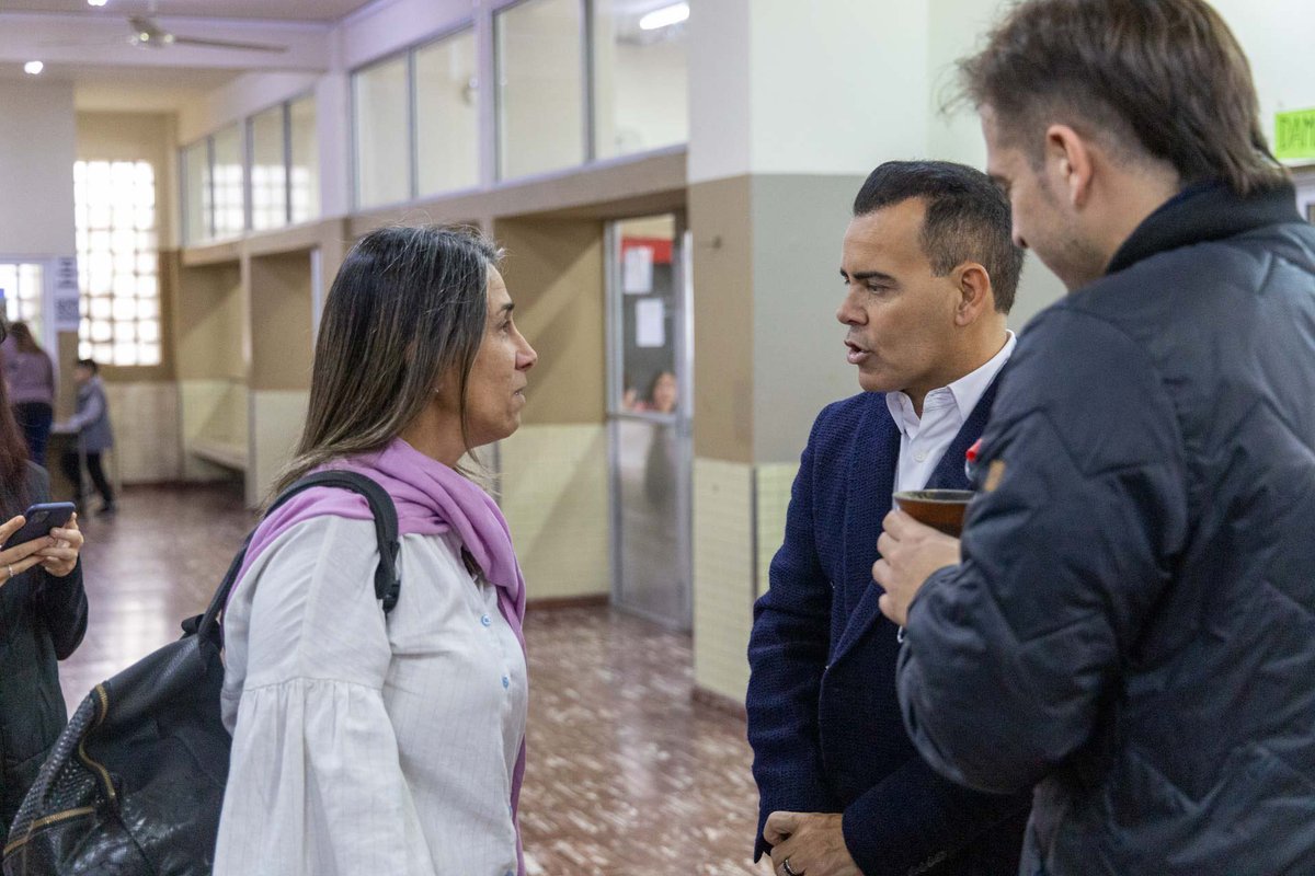 marcerodio's tweet photo. ¡Seguimos recorriendo las escuelas con el #BEC! 🚌🙌

En un trabajo conjunto entre el @gobdecordoba y la @MuniCba, visitamos el IPEM 181 Cornelio Saavedra para resolver consultas sobre el Boleto Educativo Cordobés, destinado a alumnos, docentes y personal de apoyo. 💳 https://t.co/E9ZttQz4Nj