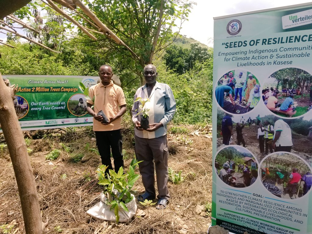Maru_foundation's tweet photo. We’re not just planting trees— but planting resilience in Uganda! 🇺🇬

Through our #SeedsOfResilience project in Kasese, we continue distributing &amp; planting indigenous &amp; fruit trees with communities to restore degraded lands &amp; secure livelihoods.

Thanks to Umverteilen Stiftung! https://t.co/HZg9khpi4P