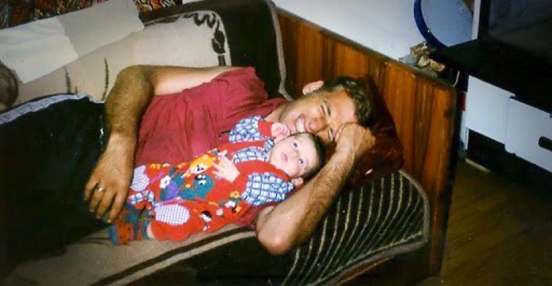 On this day in 1999, on Easter Eve, NATO cluster bombs hit the areas of Podujevo &amp; Kuršumlija 🇷🇸

5 civilians were killed, including 11-month-old Bojana Tošović &amp; her father Božina Tošović.

Bojana was the youngest of dozens of children killed by the NATO terror bombing.

1/3 ⬇️