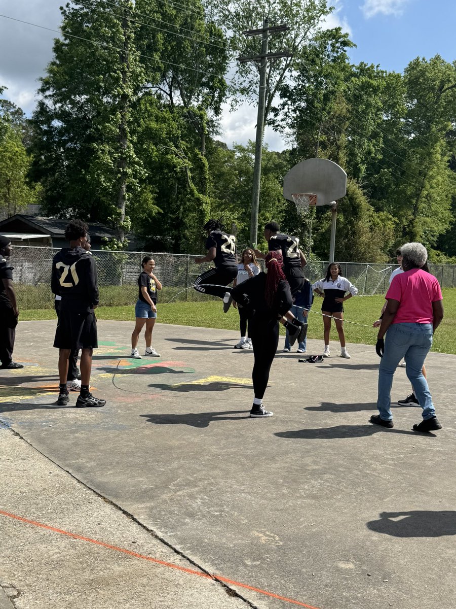 GCGatorFootball's tweet photo. We appreciate @HoweHallAIMS letting us participate in Field Day. 
#WhoHadMoreFun https://t.co/aAs4IgzcLJ