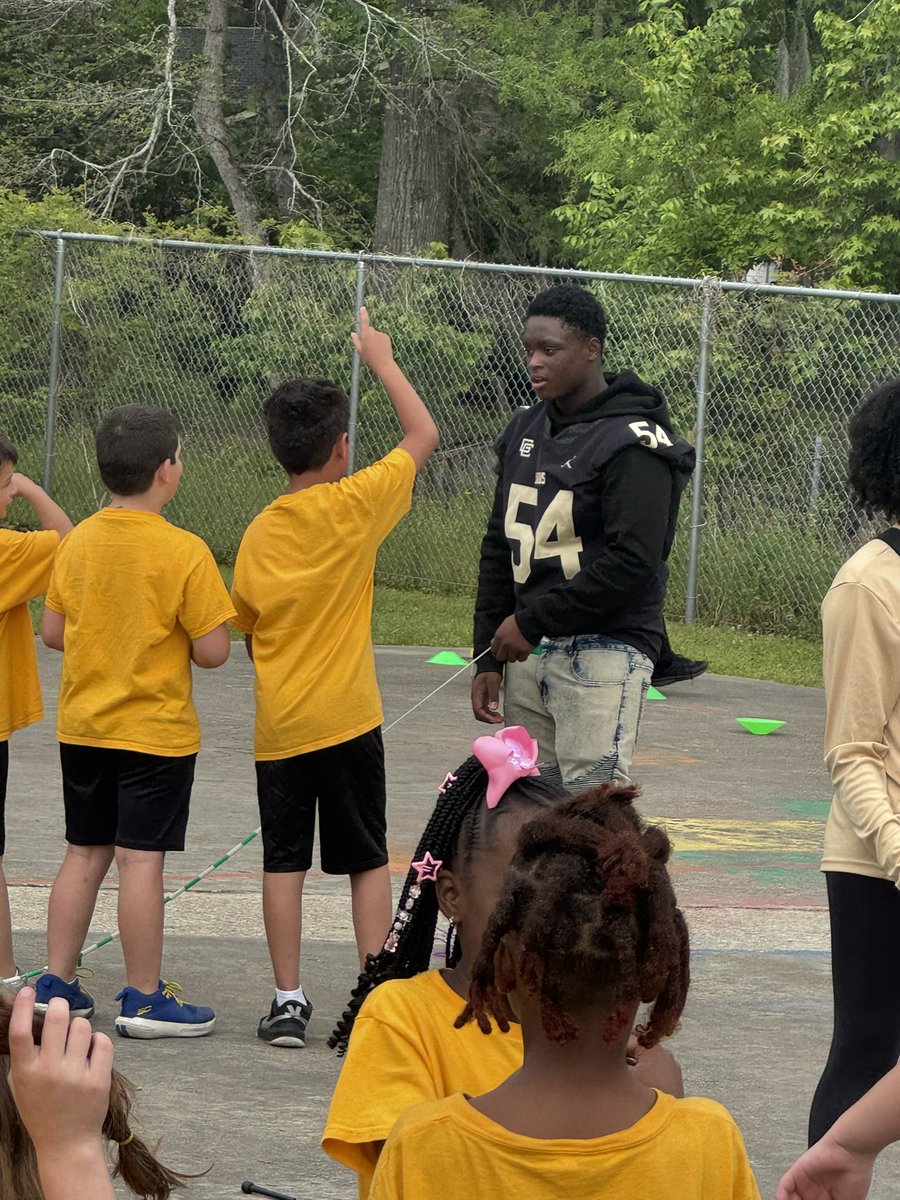 GCGatorFootball's tweet photo. We appreciate @HoweHallAIMS letting us participate in Field Day. 
#WhoHadMoreFun https://t.co/aAs4IgzcLJ