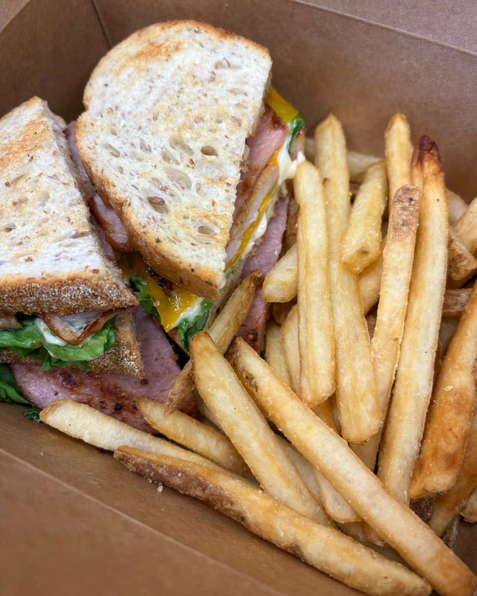 cruzfmyorkton's tweet photo. Always a good day when The Flats is catering lunch! And if you're like me and order from there a lot, you can join their loyalty program and get 5000 points just for signing up! -@graycolevoice
#StaffLunch
https://t.co/lwGlsjHqHV https://t.co/xBSJ5i6onn