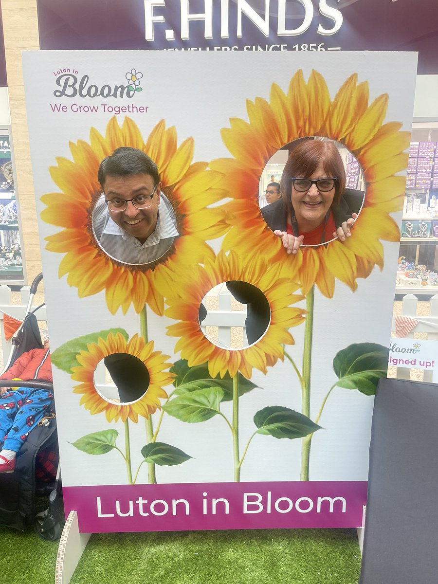 LutoninBloom's tweet photo. What a day! We had so much fun at our Seed Sharing event at @LutonPointUK 

Our amazing sunflowers, Laura from Young growers, wild science and so much more! 

Keep an eye our next event as well as our competition info! 

#WeGrowTogether https://t.co/l3XnJ8xApN
