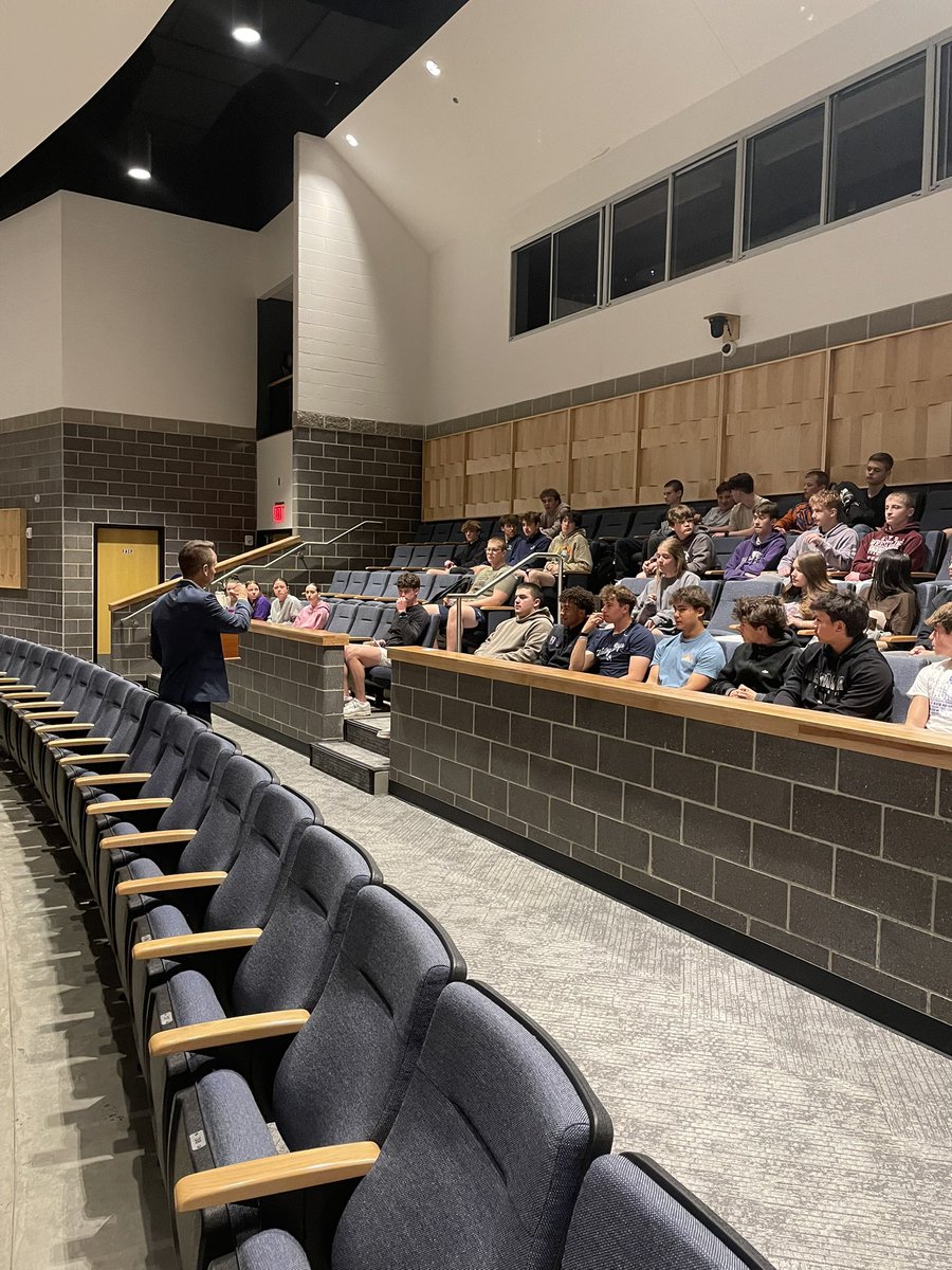 NicJ_Porter's tweet photo. Another Real-World Learning experience! Students getting to hear about careers and advice on steps to take to find your passion and career you’re looking for! @USD_232 @mvjaguars @RWL_KC https://t.co/8xqlCRrqMP