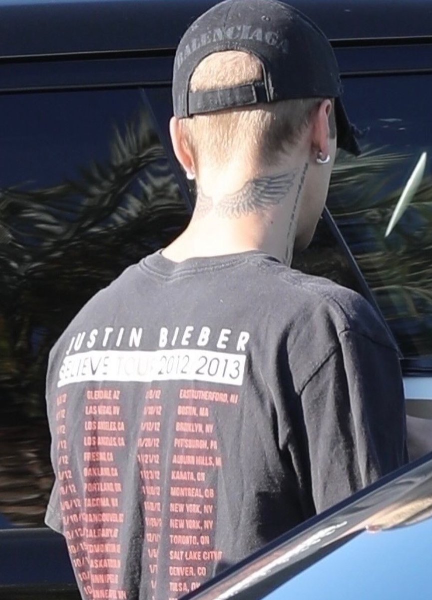 hbitualz's tweet photo. a tatuagem das asas maior do que muitas carreiras por ai https://t.co/JKMP0nDtXb