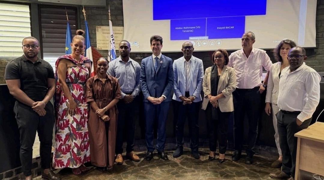 FVolontaires's tweet photo. Déplacement fructueux à Mayotte pour notre DG @DelaunayYannFV !
FV se félicite de la ✍️ d’une convention avec le département de Mayotte qui traduit l'implication croissante des collectivités territoriales en faveur des jeunesses, des mobilités et de la solidarité internationale🤝 https://t.co/YwVPZiyvcs