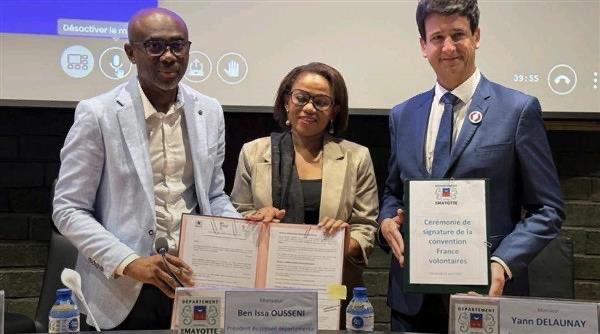 FVolontaires's tweet photo. Déplacement fructueux à Mayotte pour notre DG @DelaunayYannFV !
FV se félicite de la ✍️ d’une convention avec le département de Mayotte qui traduit l'implication croissante des collectivités territoriales en faveur des jeunesses, des mobilités et de la solidarité internationale🤝 https://t.co/YwVPZiyvcs