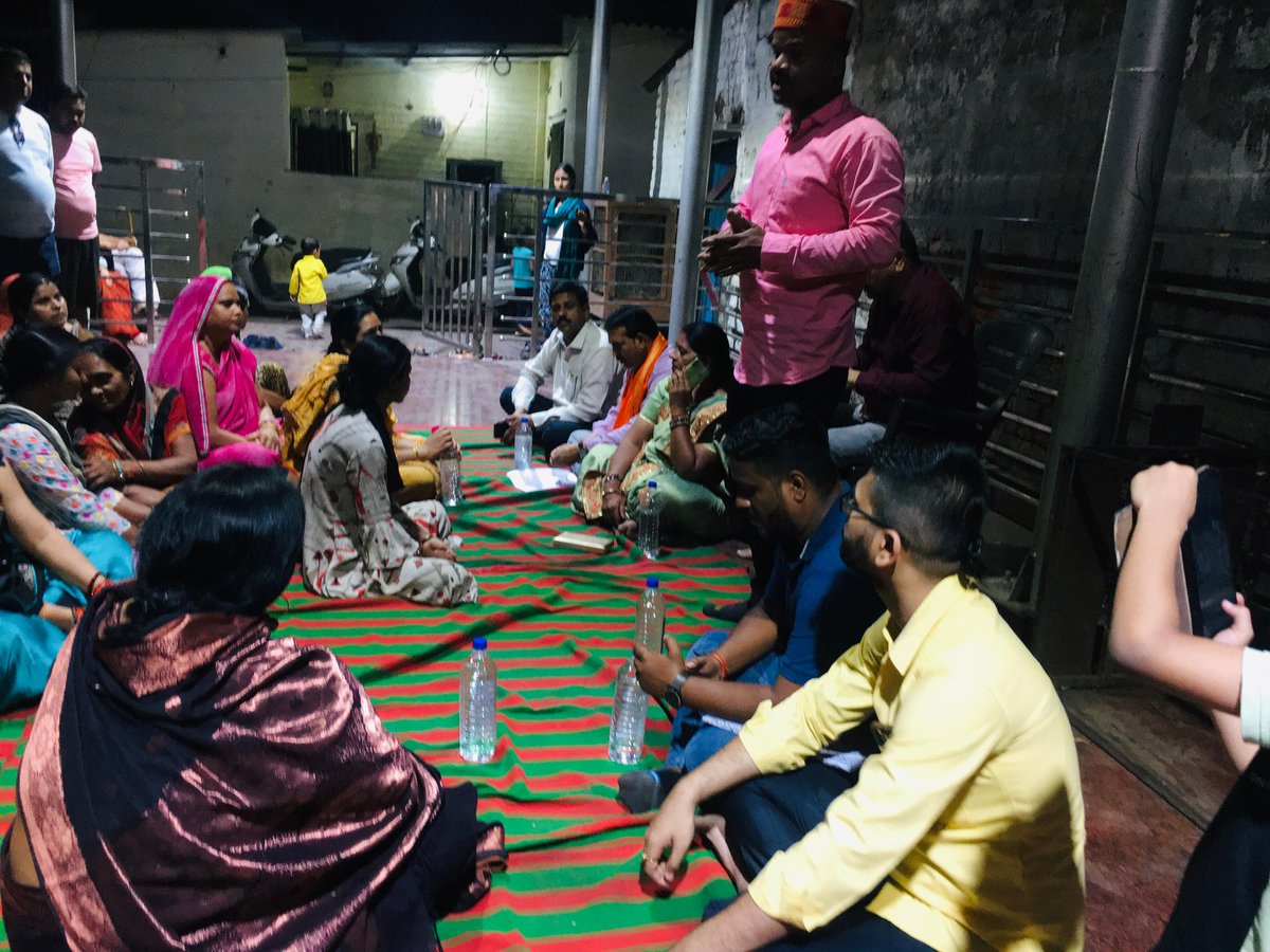 Jharahul201's tweet photo. 'गांव चलो अभियान' के तहत कैम्प मंडल के वार्ड 30 प्रगतिनगर में बैठक आयोजित की गई। यह अभियान हमारा एक संकल्प है, जिसके माध्यम से हम भाजपा सरकार की जनकल्याणकारी योजनाओं और विकास कार्यों की जानकारी सीधे जनता तक पहुंचा रहे हैं।
@BJP4CGState
@KiranDeoBJP 
@PurshottamDew15 https://t.co/lsBwJVmU8S