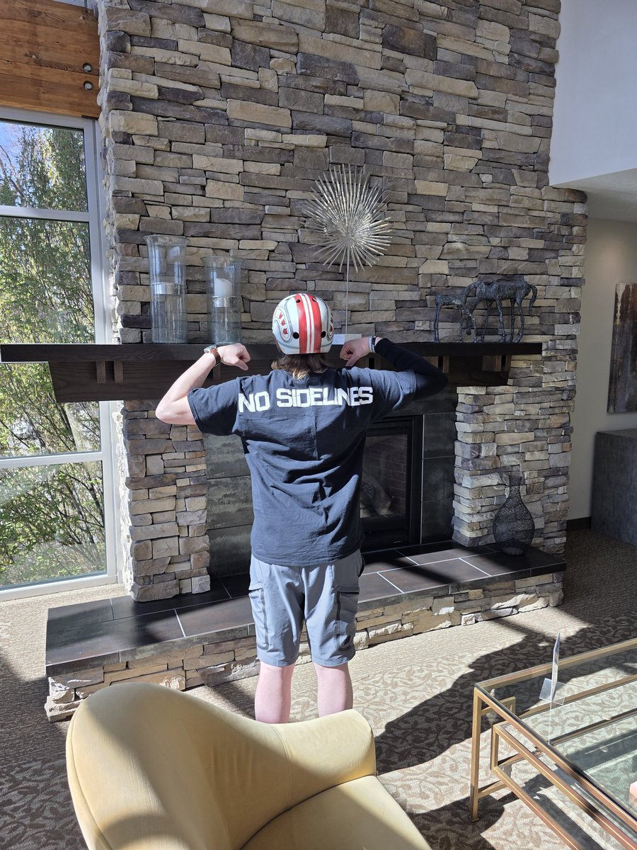ShelbieTHarris's tweet photo. No jersey but I'm done with Day 20 (Barry Sanders wore it best). Only Dan Marino (13) days left.
Two greats during my Pops' era.
The #LeftSideStrongSide and #NoSidelines shirt was the perfect choice for his last day helping me through it.
And I scored a "rad" #StarWars toy. https://t.co/BSzFioPffD