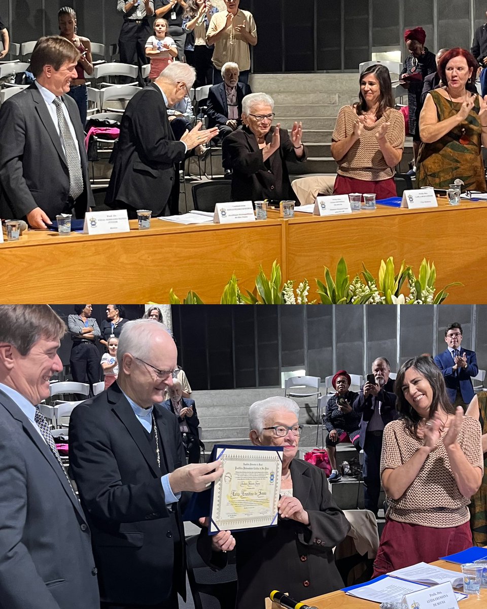 luizaerundina's tweet photo. Doutora Honoris Causa pela @puc_sp! Que honra! Que alegria! Muito obrigada a todas e todos que estiveram comigo durante essa caminhada até aqui. Um beijo em cada um e em cada uma de vocês! #honoriscausa #pucsp #erundina https://t.co/Vwz2lOM9RR