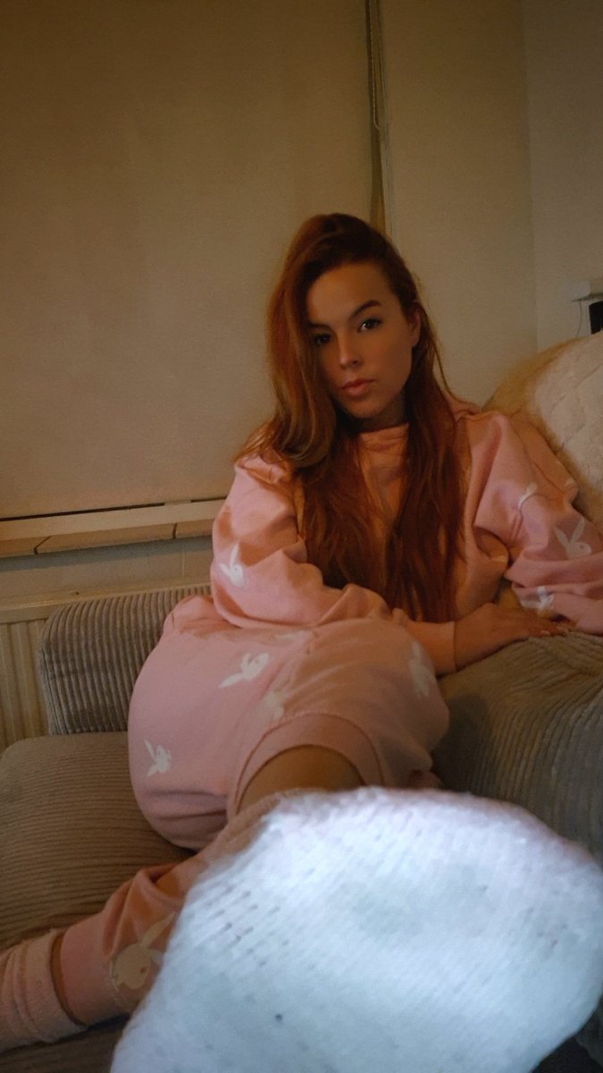 Even with socks on, you’re weak for these feet. Bet you’d empty your wallet just to kneel here.  Too shy? Drop a 👣 below.