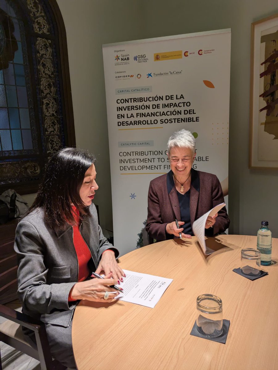 <a href="/AECID_es/">AECID</a> <a href="/CooperacionESP/">Cooperación Española</a> <a href="/anton_leis/">Antón Leis</a> <a href="/caixabank/">CaixaBank</a> <a href="/MercedesValcarc/">Mercedes Valcárcel</a> <a href="/JoseMoncadaD/">JoseMoncadaD</a> <a href="/LaBolsaSocial/">Bolsa Social</a> <a href="/GAWACapital/">GAWA Capital</a> <a href="/agustinvitorica/">Agustín Vitórica</a> <a href="/Impact_Bridge/">Impact Bridge</a> <a href="/GSIInvestments/">Global Social Impact Investments</a> <a href="/Transcendent_es/">Transcendent</a> 📝 Con <a href="/COFIDES/">COFIDES</a> se ha firmado el convenio de continuidad para el apoyo técnico al Fondo de Impacto Social #FIS y la promoción de alianzas internacionales para el impulso de la #InversióndeImpacto