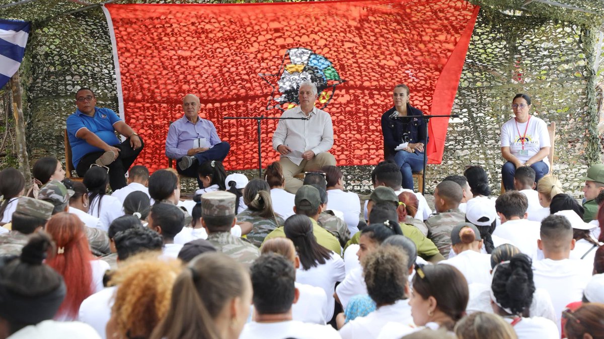 Fue una mañana de emociones y compromiso en el sitio histórico de Playita de Cajobabo. Llegamos junto a <a href="/DiazCanelB/">Miguel Díaz-Canel Bermúdez</a> para rendir homenaje a Martí, Gómez y sus compañeros, a 130 años del su glorioso desembarco. Luego, el intercambio apasionante con nuestros jóvenes. #DeCaraAlSol