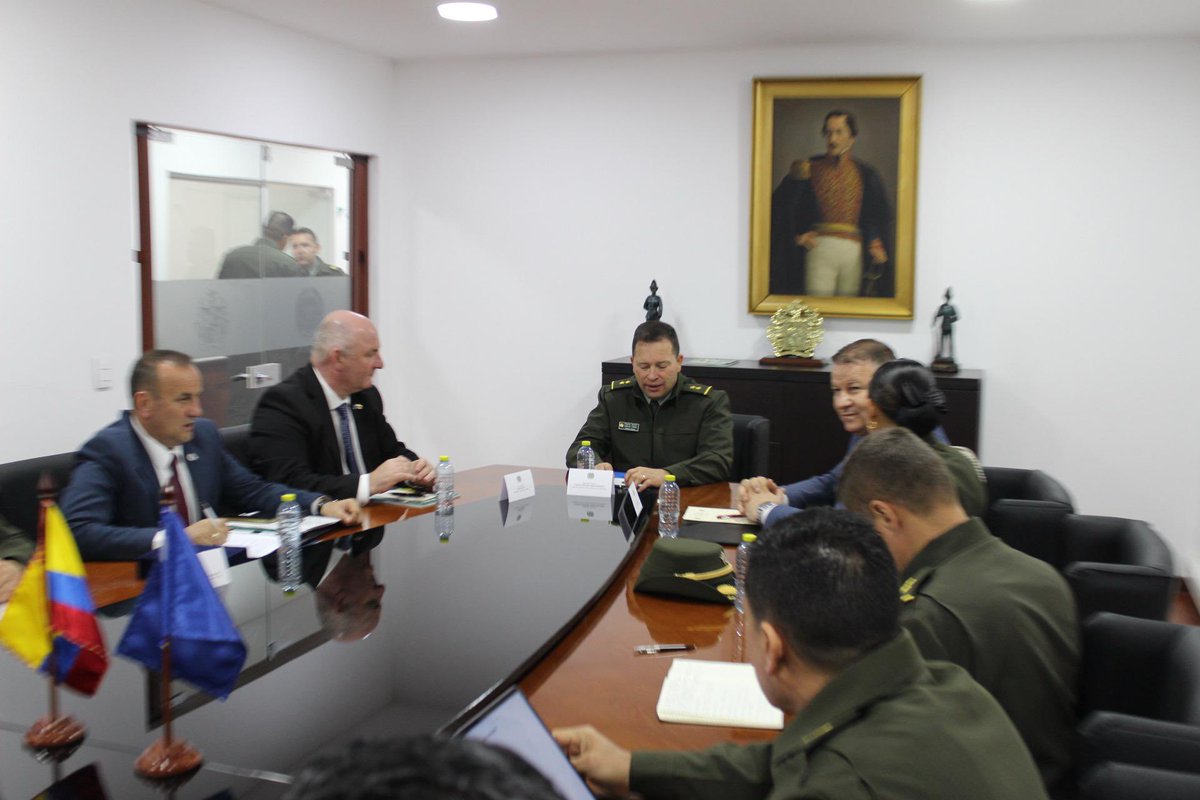DirectorPolicia's tweet photo. ¡𝐑𝐄𝐔𝐍𝐈𝐎́𝐍 𝐂𝐎𝐍 𝐃𝐈𝐑𝐄𝐂𝐓𝐎𝐑 𝐃𝐄 𝐏𝐎𝐋𝐈𝐂𝐈́𝐀 𝐃𝐄 𝐊𝐎𝐒����𝐕𝐎! En el marco del Encuentro de Comandantes de Policía y en consolidación de la cooperación internacional nos reunimos con el señor coronel Gazmend Hoxha, para profundizar los lazos de hermandad entre nuestras instituciones y avanzar juntos en la lucha contra el crimen organizado transnacional, en especial contra el accionar delictivo del cartel narcotraficante de los Balcanes.