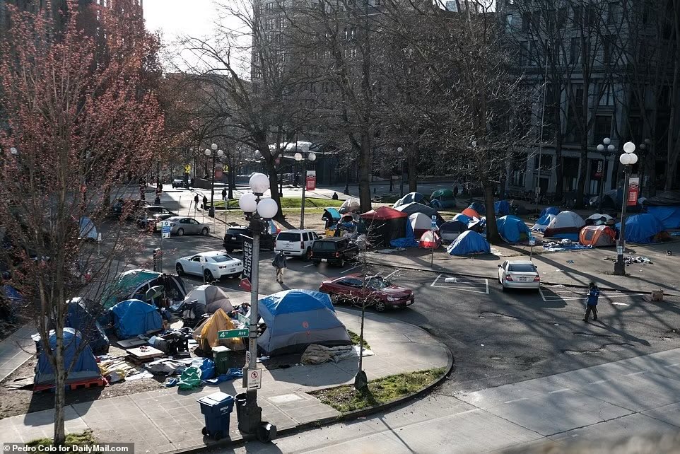 darlingube's tweet photo. "the old cars" this is what seattle looks like btw https://t.co/pHvEIFcucp