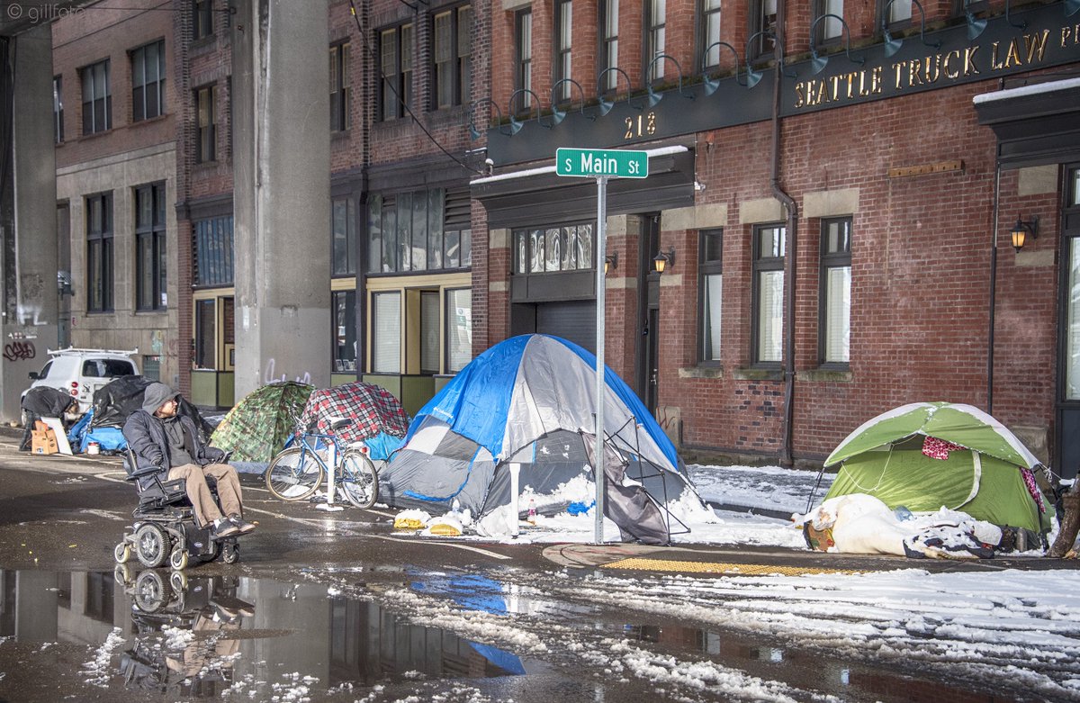 darlingube's tweet photo. "the old cars" this is what seattle looks like btw https://t.co/pHvEIFcucp