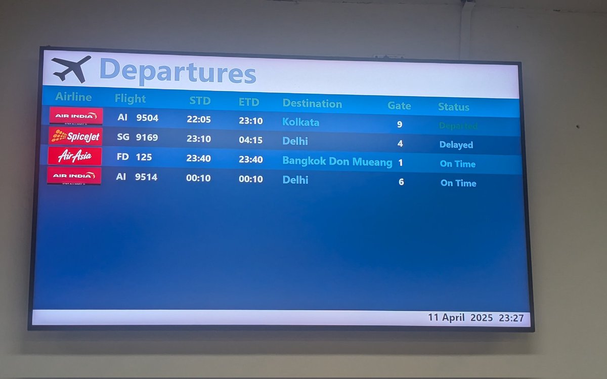 munchmoiselle's tweet photo. From 2.30 pm to 11.10 pm to 4.15 am- my flight and accountability in this country have one thing in common- they are always delayed.
#spicejet #chronicallylate #flightofnoprogress https://t.co/aTqWzxXSNb