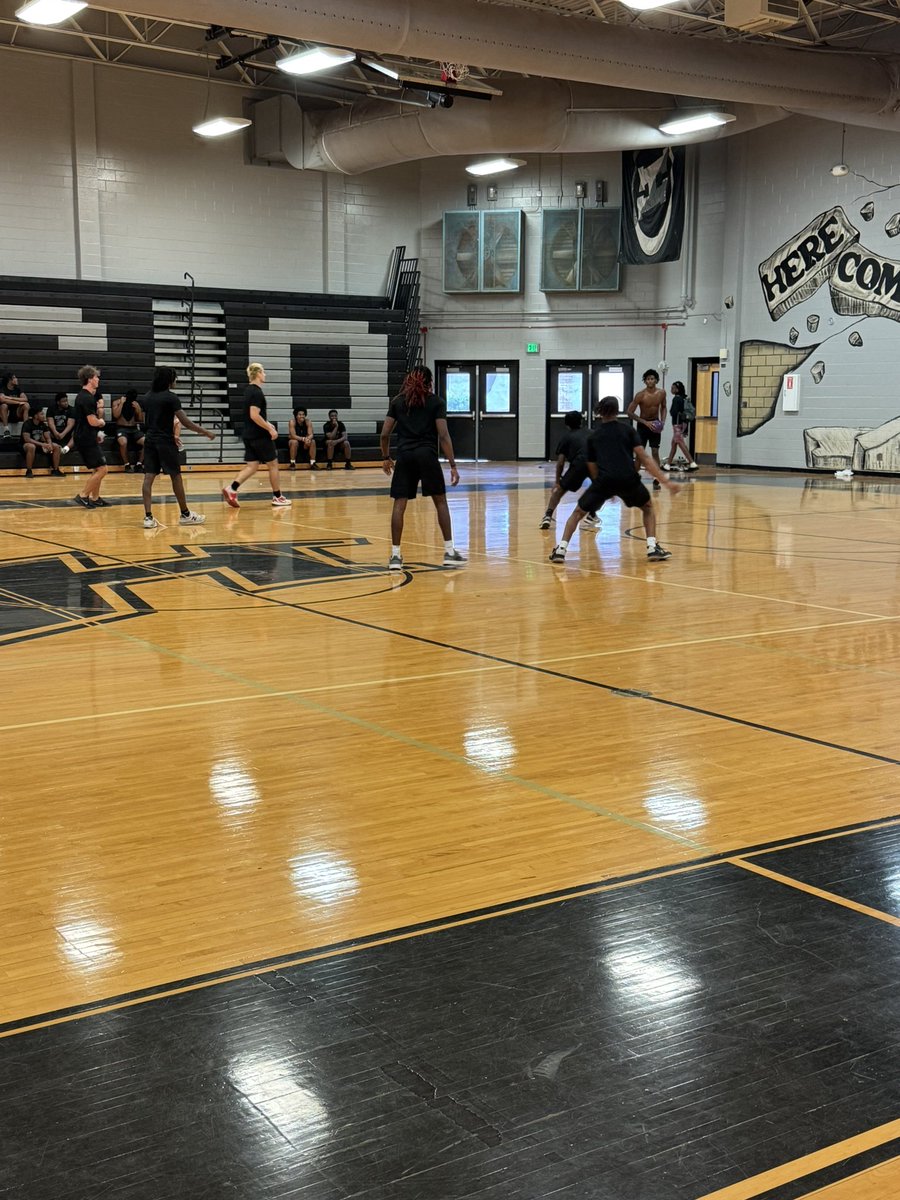 BearDownHOCO's tweet photo. COMPETE #TeamHandball #Highway96 https://t.co/esXMHHlwU3