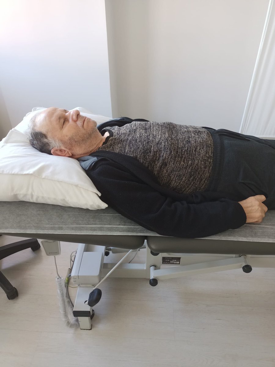 suedarlan's tweet photo. Bugün babamın görüşü vardı. 3 haftadır duş almıyor,tıraş olmuyor.72 yaşında alzheimer hastası bir insanın öz bakımını yapamadığını herkes biliyor artık.Hatta o yüzden R tipi cezaevine getirildi. Baya özenli bakıyorlar babama,üstü başı pislik içerisindeydi.Şahane bir görüş yaptık teşekkür ederim(!) @ADLITIPKURUMU @adalet_bakanlik