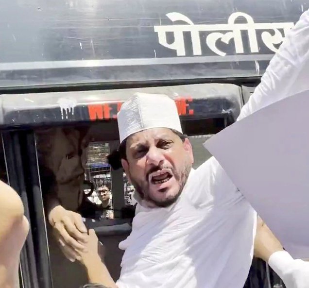 NewsAlgebraIND's tweet photo. BIG NEWS 🚨 AIMIM Leader Waris Pathan detained after Protest against Waqf Act in Mumbai.

NDA Govt in Maharashtra is maintaining law and order in the state 🔥

The protest erupted after the Friday prayers.

The atmosphere quickly became charged, prompting IMMEDIATE police intervention.