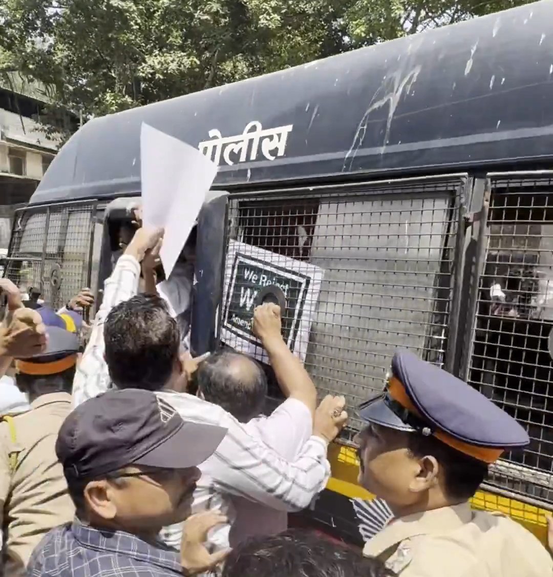 NewsAlgebraIND's tweet photo. BIG NEWS 🚨 AIMIM Leader Waris Pathan detained after Protest against Waqf Act in Mumbai.

NDA Govt in Maharashtra is maintaining law and order in the state 🔥

The protest erupted after the Friday prayers.

The atmosphere quickly became charged, prompting IMMEDIATE police intervention.